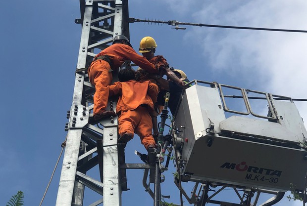 Cảnh sát giải cứu thanh niên 20 tuổi bị điện giật, mắc kẹt trên trụ điện trung thế-1