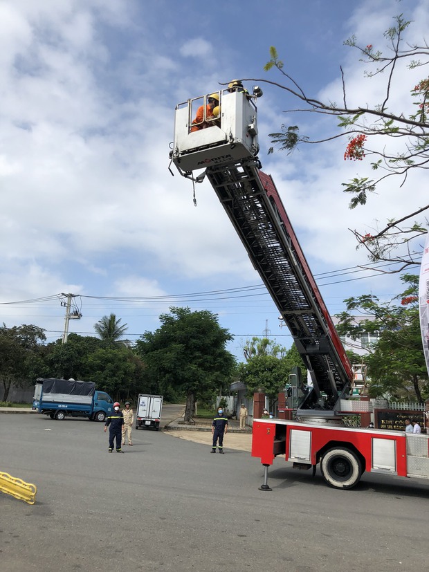 Cảnh sát giải cứu thanh niên 20 tuổi bị điện giật, mắc kẹt trên trụ điện trung thế-2