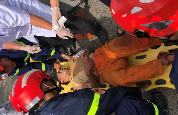 Cảnh sát giải cứu thanh niên 20 tuổi bị điện giật, mắc kẹt trên trụ điện trung thế-3