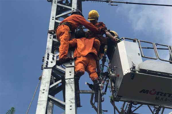 Cụ bà nhanh trí cứu cháu trai bị điện giật khi leo cầu thang-1