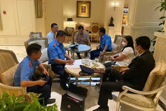 ''Chặt chém'' khách du lịch nước ngoài, taxi bị giữ xe và phạt 13,5 triệu đồng