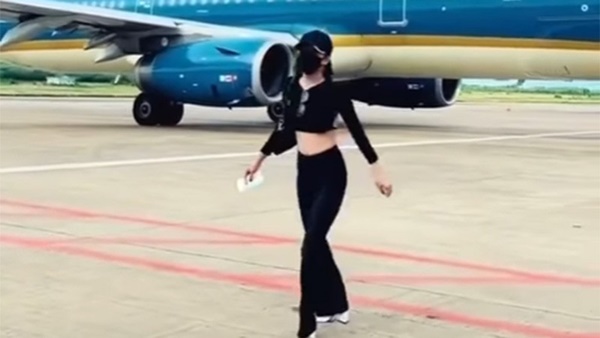 Clip gây phẫn nộ: Cô gái uốn éo, múa may ở sân đỗ khi máy bay đang di chuyển-1