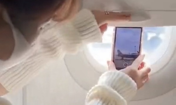 Clip gây phẫn nộ: Cô gái uốn éo, múa may ở sân đỗ khi máy bay đang di chuyển-2