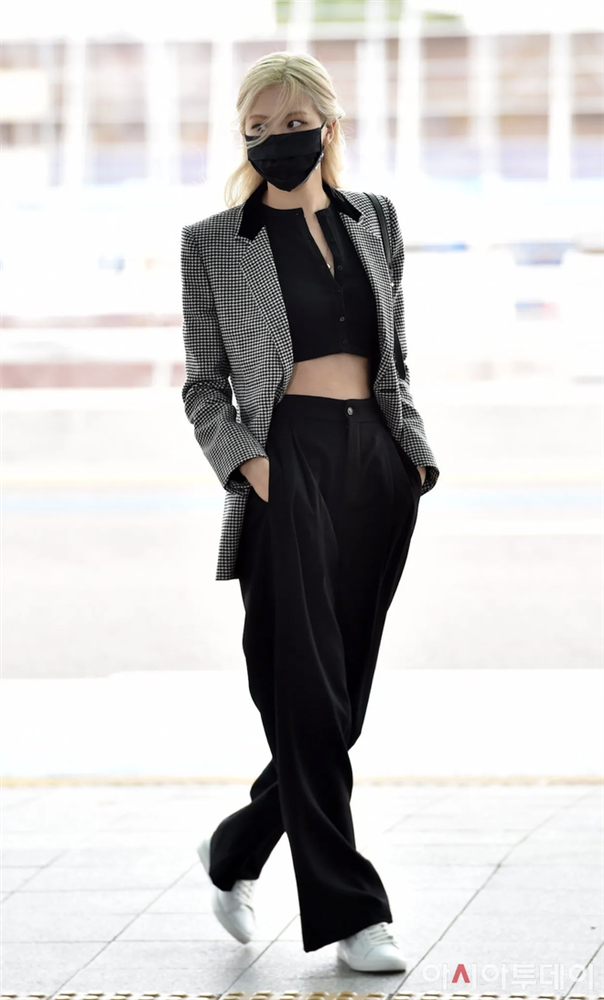 Để che đi khuyết điểm chân vòng kiềng, Rosé chăm chỉ diện 4 kiểu quần sành điệu dưới đây-1