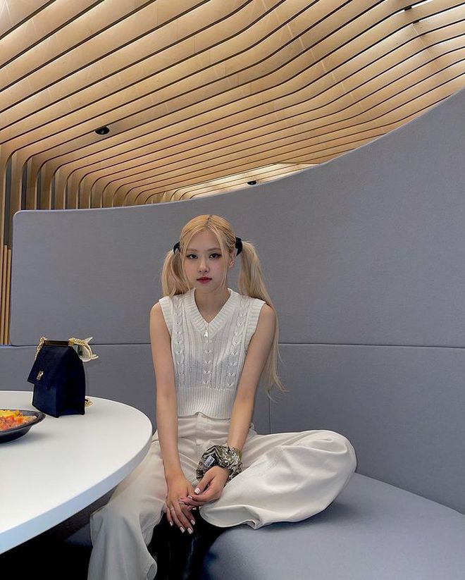 Để che đi khuyết điểm chân vòng kiềng, Rosé chăm chỉ diện 4 kiểu quần sành điệu dưới đây-3