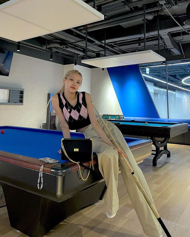 Để che đi khuyết điểm chân vòng kiềng, Rosé chăm chỉ diện 4 kiểu quần sành điệu dưới đây-5