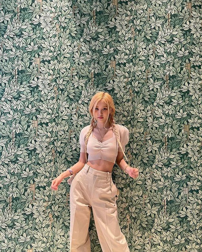 Để che đi khuyết điểm chân vòng kiềng, Rosé chăm chỉ diện 4 kiểu quần sành điệu dưới đây-6