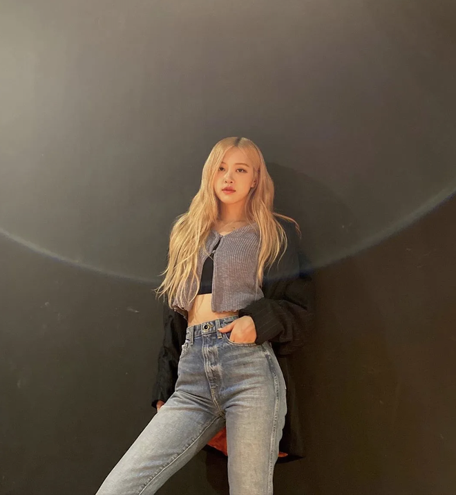 Để che đi khuyết điểm chân vòng kiềng, Rosé chăm chỉ diện 4 kiểu quần sành điệu dưới đây-15