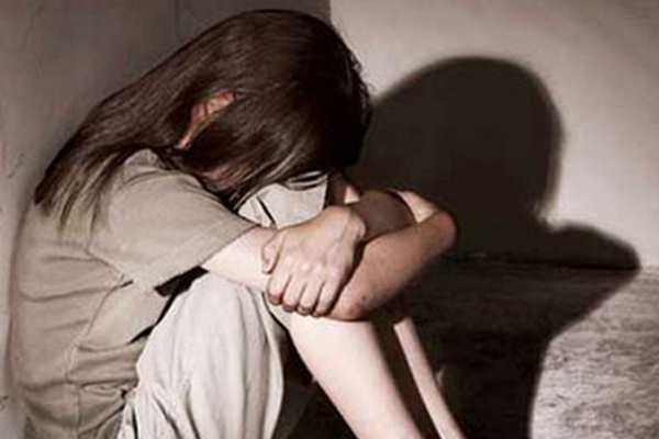 Clip gây phẫn nộ: Nhóm CĐV Hải Phòng đánh hội đồng 1 thanh niên giữa phố-3