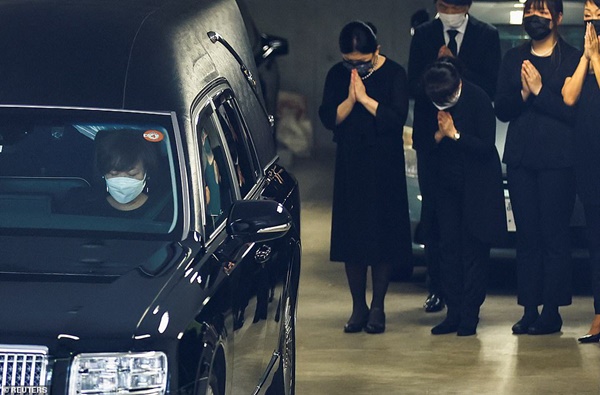 Nước mắt phu nhân Abe Akie trước tang lễ chồng, cố Thủ tướng Abe Shinzo-1