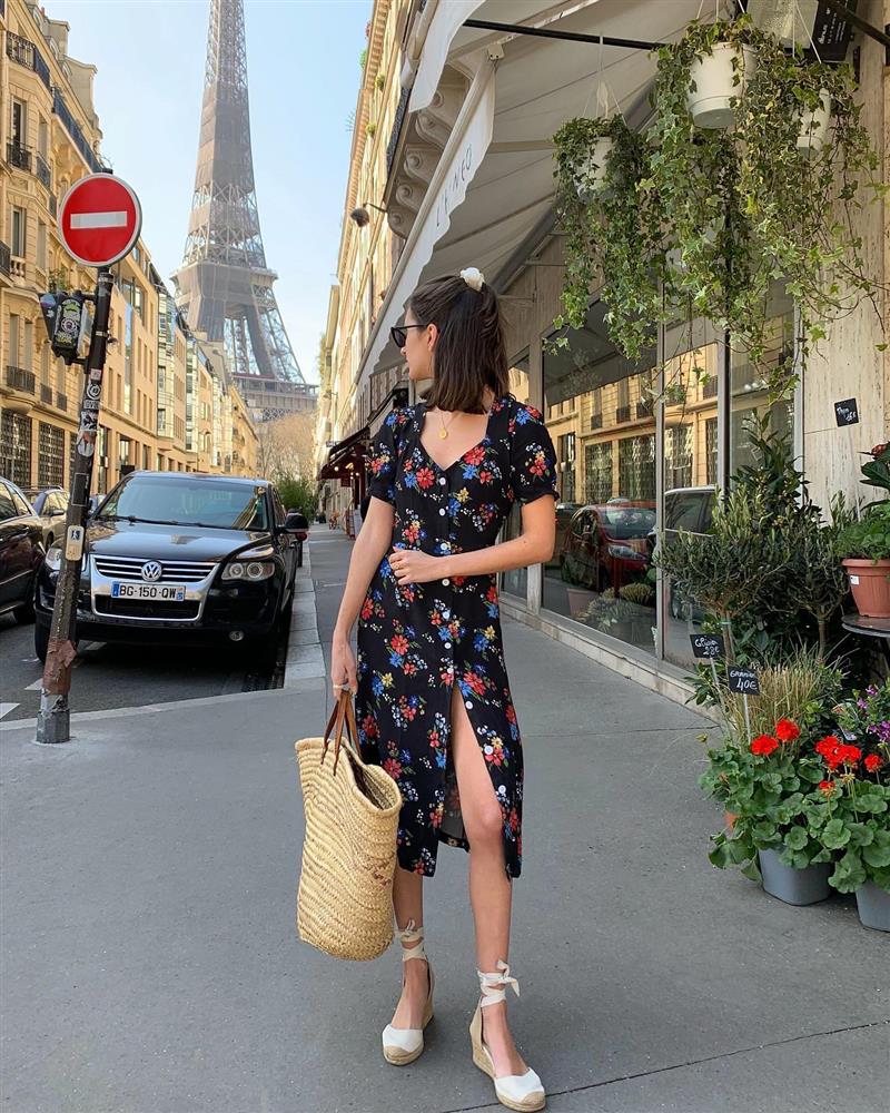 Kiểu váy liền kéo chân dài miên man, phụ nữ Pháp hè nào cũng diện-5