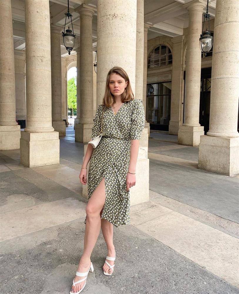 Kiểu váy liền kéo chân dài miên man, phụ nữ Pháp hè nào cũng diện-15