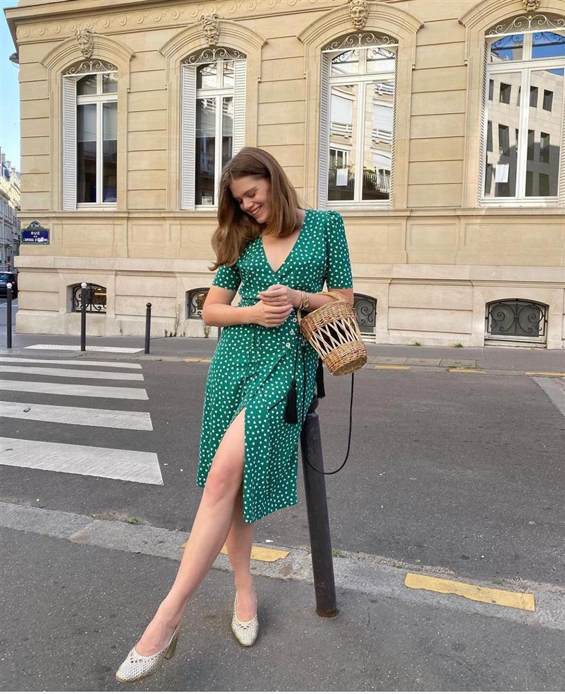 Kiểu váy liền kéo chân dài miên man, phụ nữ Pháp hè nào cũng diện-16