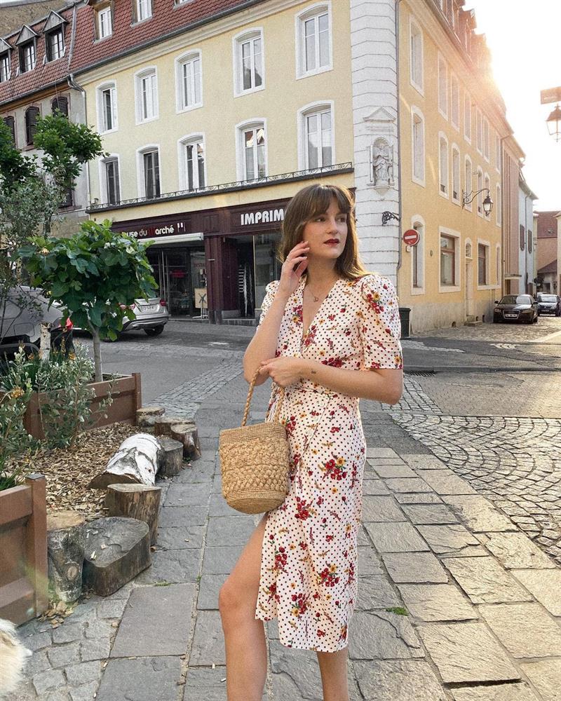 Kiểu váy liền kéo chân dài miên man, phụ nữ Pháp hè nào cũng diện-17