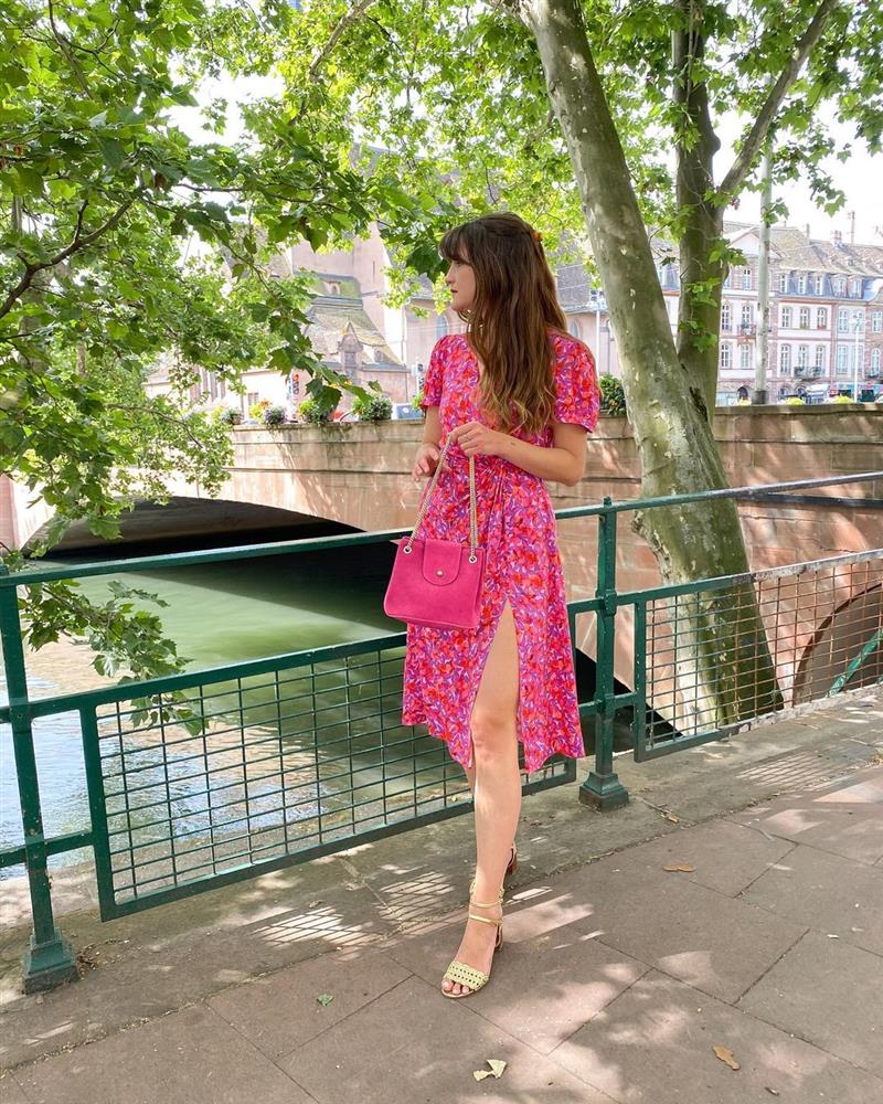 Kiểu váy liền kéo chân dài miên man, phụ nữ Pháp hè nào cũng diện-20