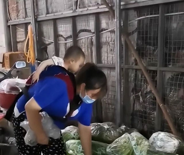 Người phụ nữ ôm con đi nhặt rau thối bên đường để sống qua ngày, lý do phía sau gây xót xa-2