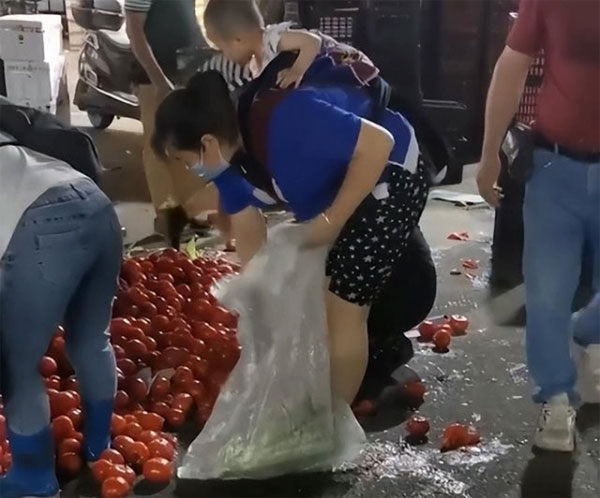 Người phụ nữ ôm con đi nhặt rau thối bên đường để sống qua ngày, lý do phía sau gây xót xa-3