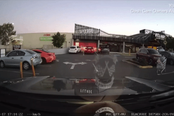 Clip cảnh báo tình huống bất cẩn khi bố mẹ đưa con nhỏ đi siêu thị