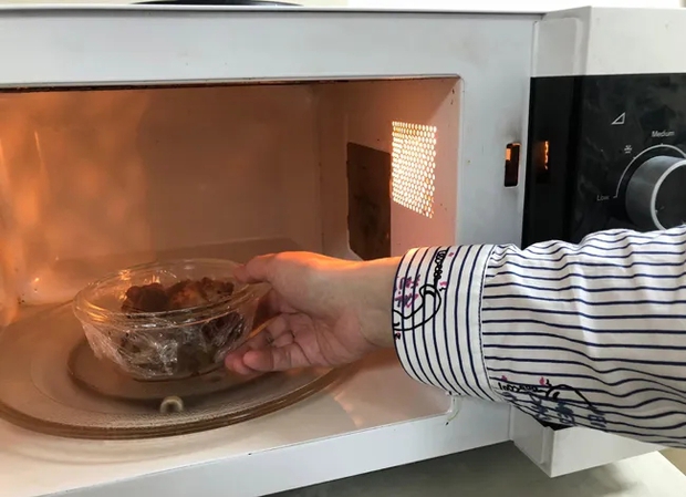 Có nên quay cả màng bọc thực phẩm với lò vi sóng? Rất nhiều người đang hiểu sai-4