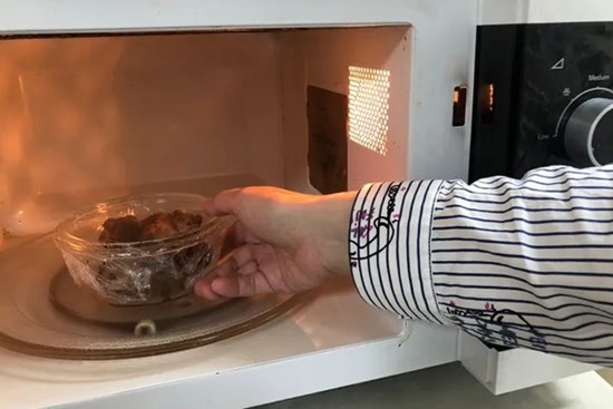 Có nên quay cả màng bọc thực phẩm với lò vi sóng? Rất nhiều người đang hiểu sai
