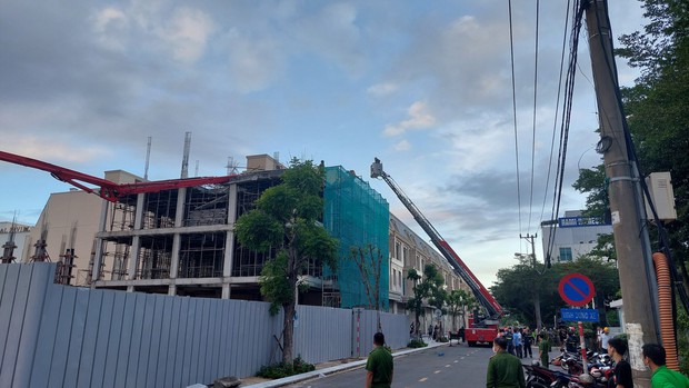 Xe bơm bê tông gãy cần đè nhóm công nhân: 2 nạn nhân tử vong-2