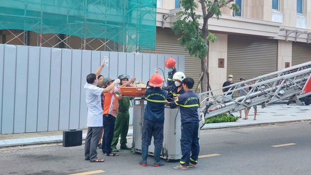 Xe bơm bê tông gãy cần đè nhóm công nhân: 2 nạn nhân tử vong-4