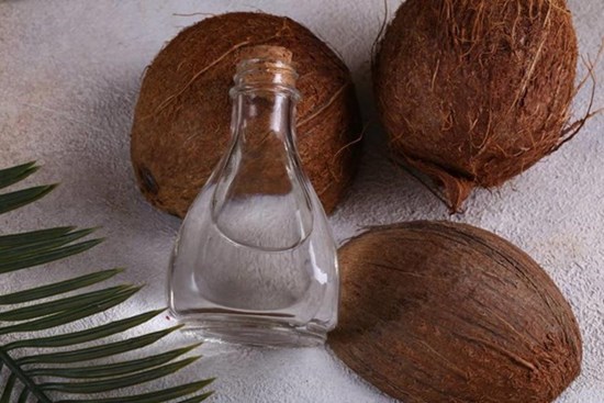 Bôi dầu dừa cùng thứ nguyên liệu này vào bồn tắm, vết cáu bẩn đen xì cũng sạch ngay