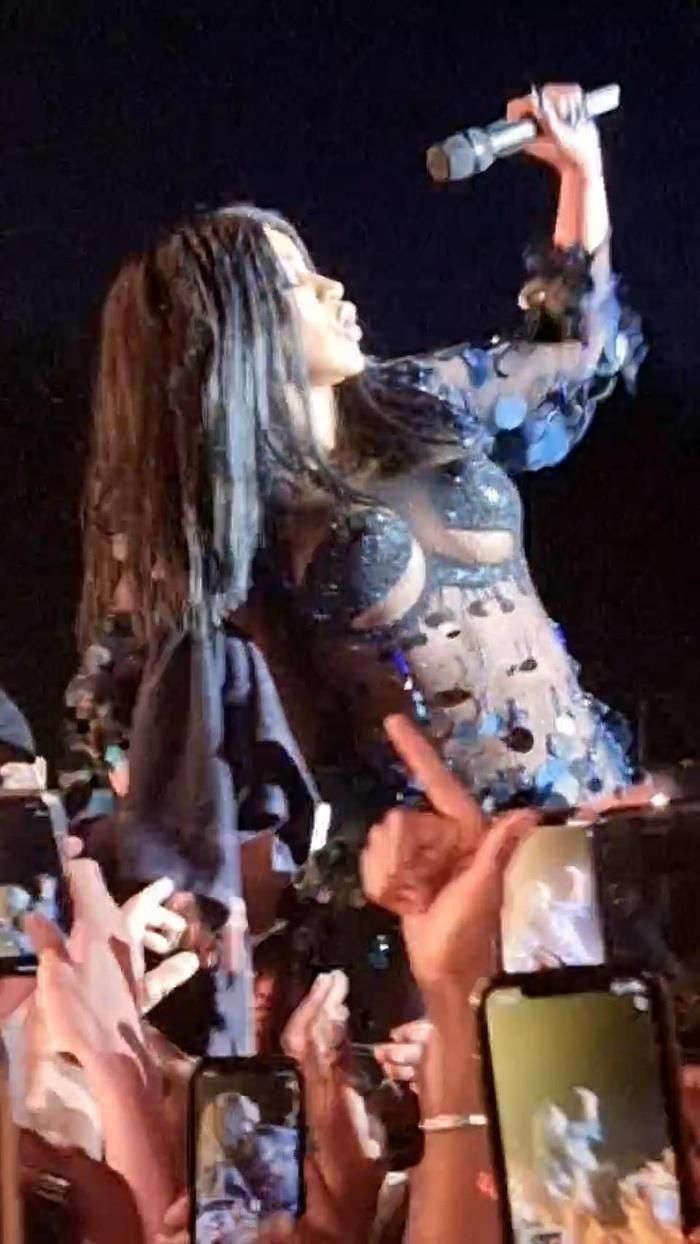 Xôn xao nữ nghệ sĩ nổi tiếng đánh khán giả bằng micro tại sân khấu-4