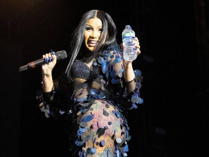 Xôn xao nữ nghệ sĩ nổi tiếng đánh khán giả bằng micro tại sân khấu-3