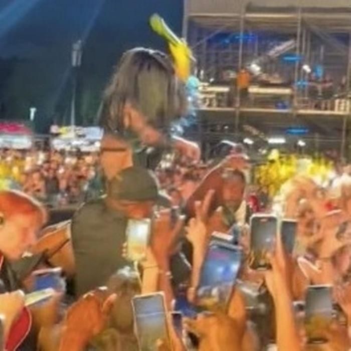 Xôn xao nữ nghệ sĩ nổi tiếng đánh khán giả bằng micro tại sân khấu-2