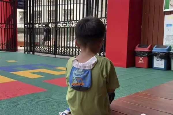 Xét nghiệm không phải con ruột, bé 5 tuổi bị cả dòng họ bỏ rơi tại trường-1