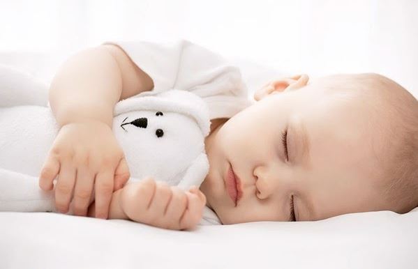 Trẻ sơ sinh ngủ nhiều có sao không và khi nào thì mẹ cần can thiệp?-1