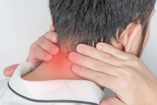 Cột sống cổ của cậu bé 13 tuổi già hơn bố mình tới 10 tuổi vì thói quen này của nhiều người-3