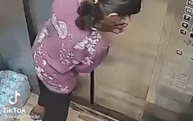 Thót tim cảnh cụ bà khiếm thính liều lĩnh cạy cửa, nhảy ra ngoài khi thang máy đột ngột dừng-1