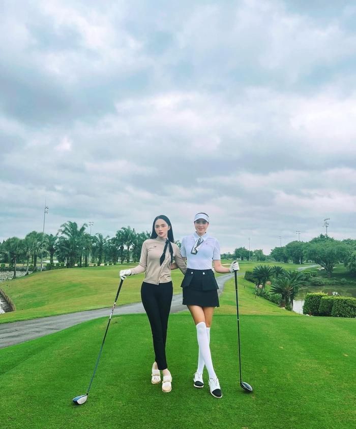 Hoa hậu Phạm Hương đọ sắc với Hương Giang trên sân golf, đập tan tin đồn cạch mặt-1