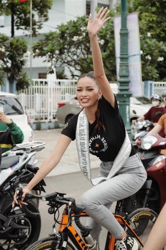 Về thăm quê nhà, Hoa hậu Ngọc Châu bị netizen chê xuống sắc-1