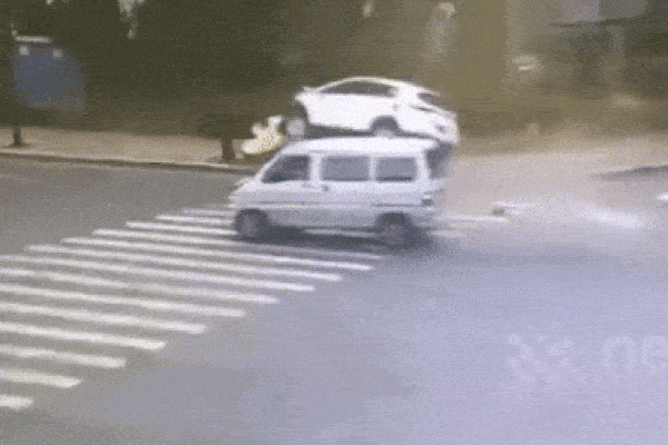 Clip: Va chạm xe, tài xế bị hất văng ra khỏi cửa sổ-1