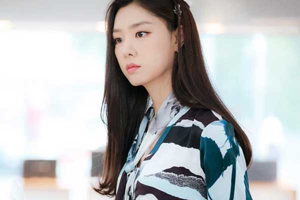 Đang giặt quần áo cho mẹ chồng thì một tờ giấy rơi ra khỏi túi, tôi ngớ người với những dòng chữ bên trong-1