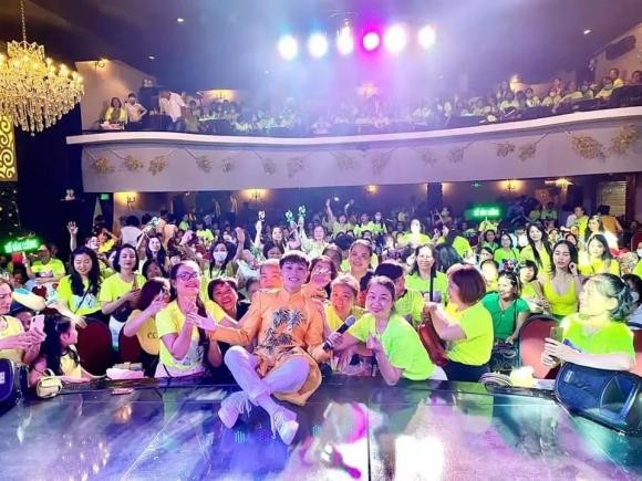 Hồ Văn Cường được fan tặng bó hoa gấp bằng tiền-1