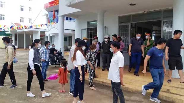 Cán bộ làm giấy khai tử cho cháu bé còn sống, xin… rút kinh nghiệm-1