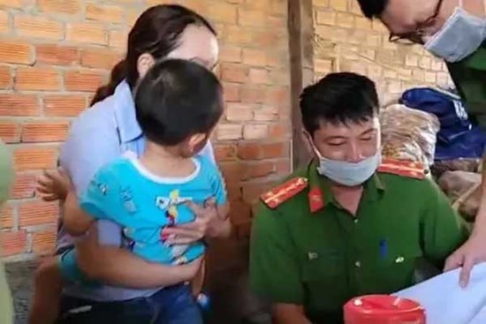Cán bộ làm giấy khai tử cho cháu bé còn sống, xin… rút kinh nghiệm