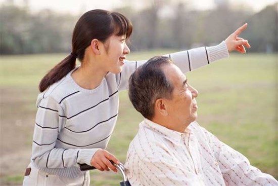 Chăm sóc bác ruột bị liệt suốt 3 năm nhưng khi hấp hối bác chỉ cho tôi một hũ gạo, 2 năm sau tôi mới phát hiện bí mật bên trong
