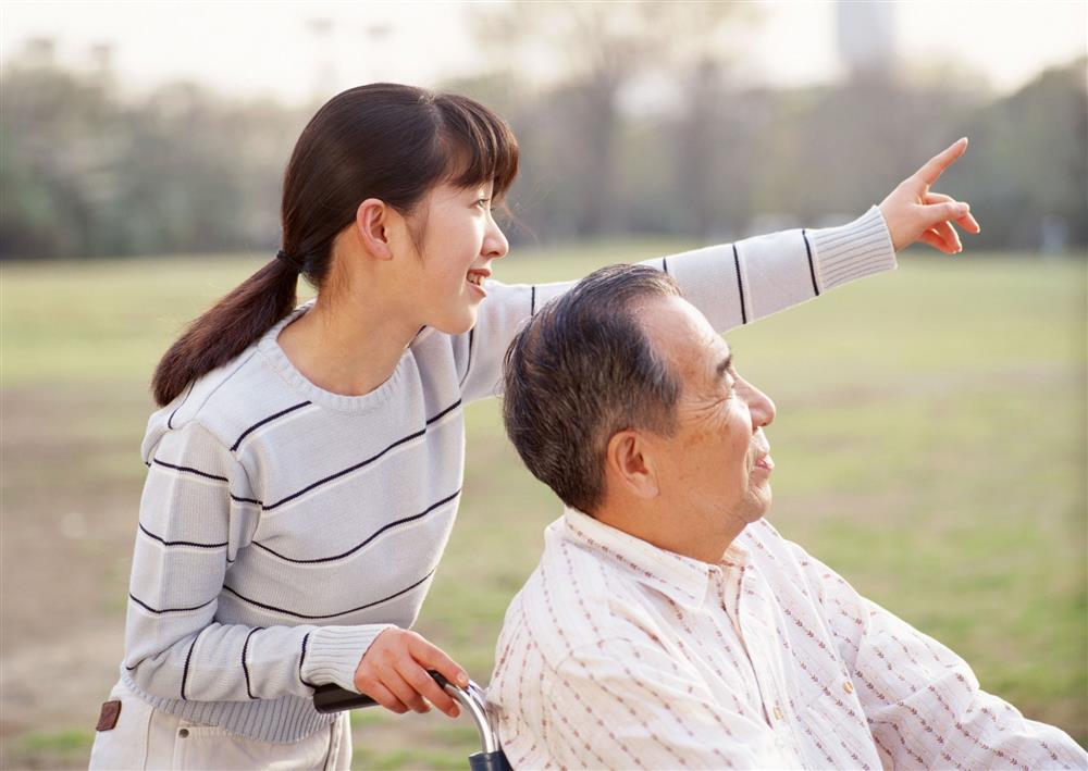 Chăm sóc bác ruột bị liệt suốt 3 năm nhưng khi hấp hối bác chỉ cho tôi một hũ gạo, 2 năm sau tôi mới phát hiện bí mật bên trong-1