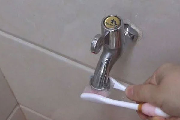 Lấy 2 chiếc bàn chải đánh răng cũ buộc lại với nhau: Giải quyết nhiều vấn đề lại giúp tiết kiệm tiền-1