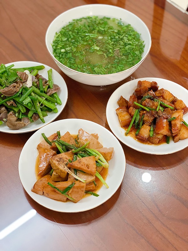 Gia đình 4 người khẩu vị khác nhau, mẹ đảm bận rộn vẫn đãi cả nhà mâm cơm tươm tất, ngon miệng, đẹp mắt-5