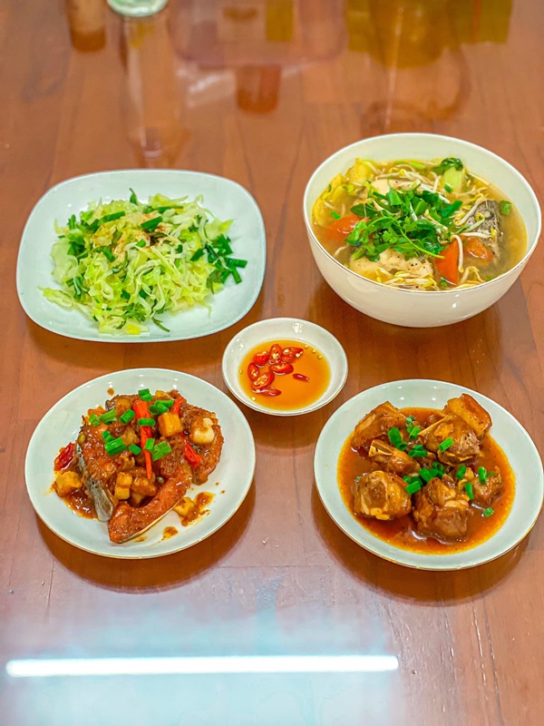 Gia đình 4 người khẩu vị khác nhau, mẹ đảm bận rộn vẫn đãi cả nhà&nbsp;mâm cơm tươm tất, ngon miệng, đẹp mắt-8