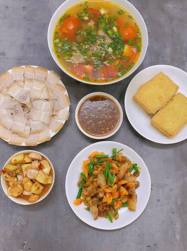 Gia đình 4 người khẩu vị khác nhau, mẹ đảm bận rộn vẫn đãi cả nhà&nbsp;mâm cơm tươm tất, ngon miệng, đẹp mắt-13