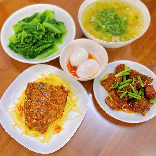 Gia đình 4 người khẩu vị khác nhau, mẹ đảm bận rộn vẫn đãi cả nhà&nbsp;mâm cơm tươm tất, ngon miệng, đẹp mắt-15