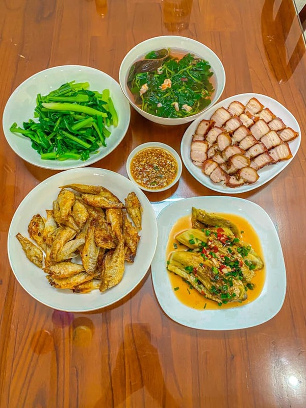 Gia đình 4 người khẩu vị khác nhau, mẹ đảm bận rộn vẫn đãi cả nhà&nbsp;mâm cơm tươm tất, ngon miệng, đẹp mắt-30