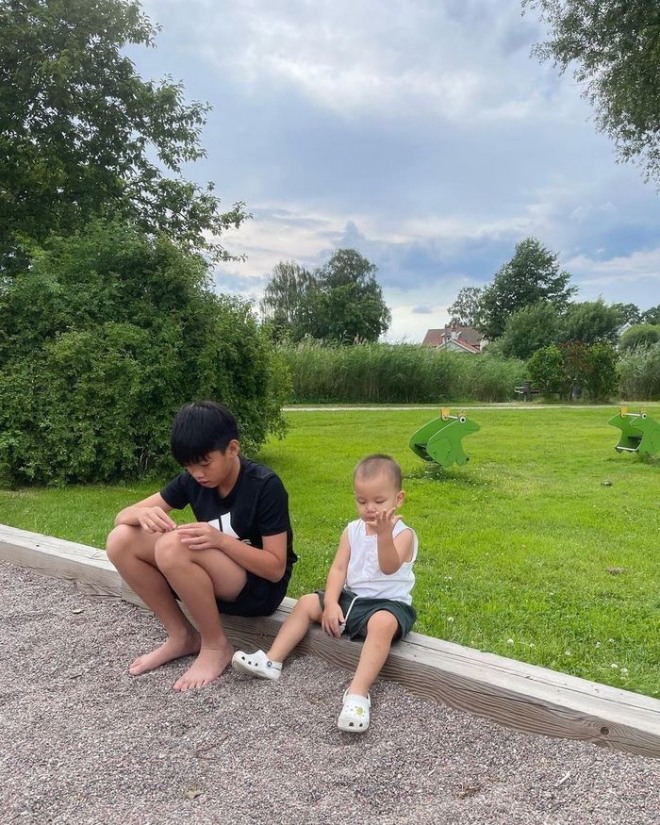 Hà Hồ đưa Lisa, Leon sang Thuỵ Điển thăm bố mẹ Kim Lý, hé lộ thêm không gian yên bình của gia đình chồng-7